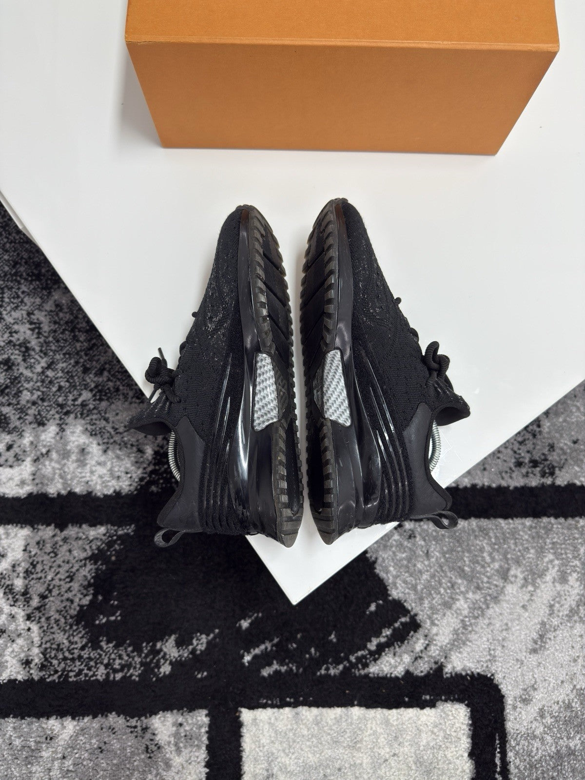 Louis Vuitton VNR LV7