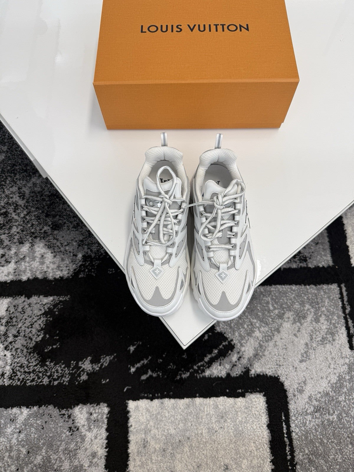 Louis Vuitton Tatic LV6