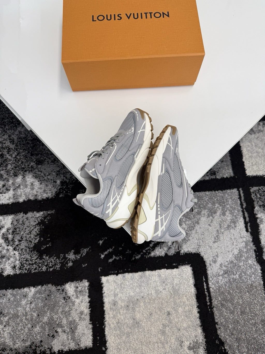Louis Vuitton Tatic LV6