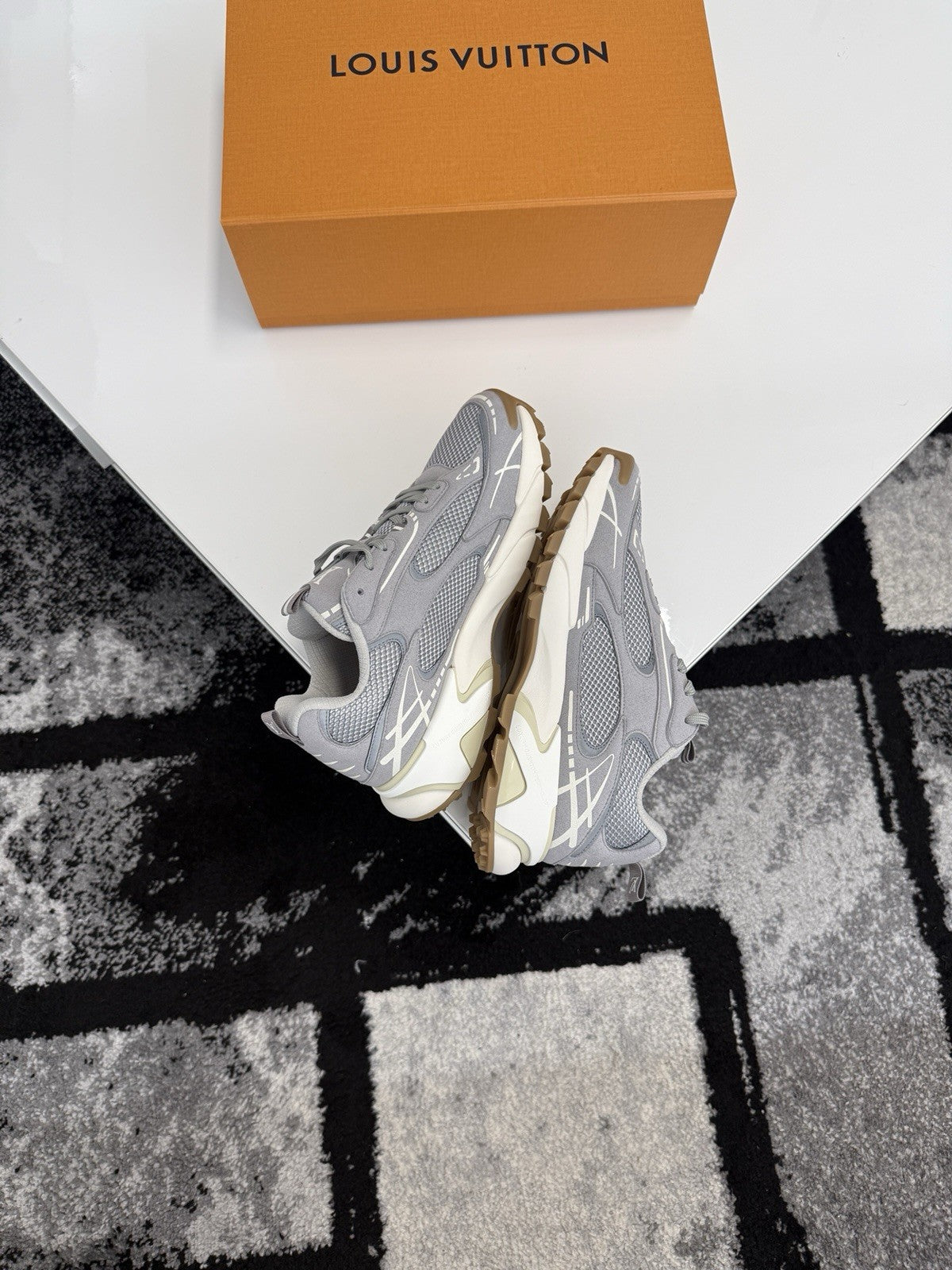 Louis Vuitton Tatic LV6