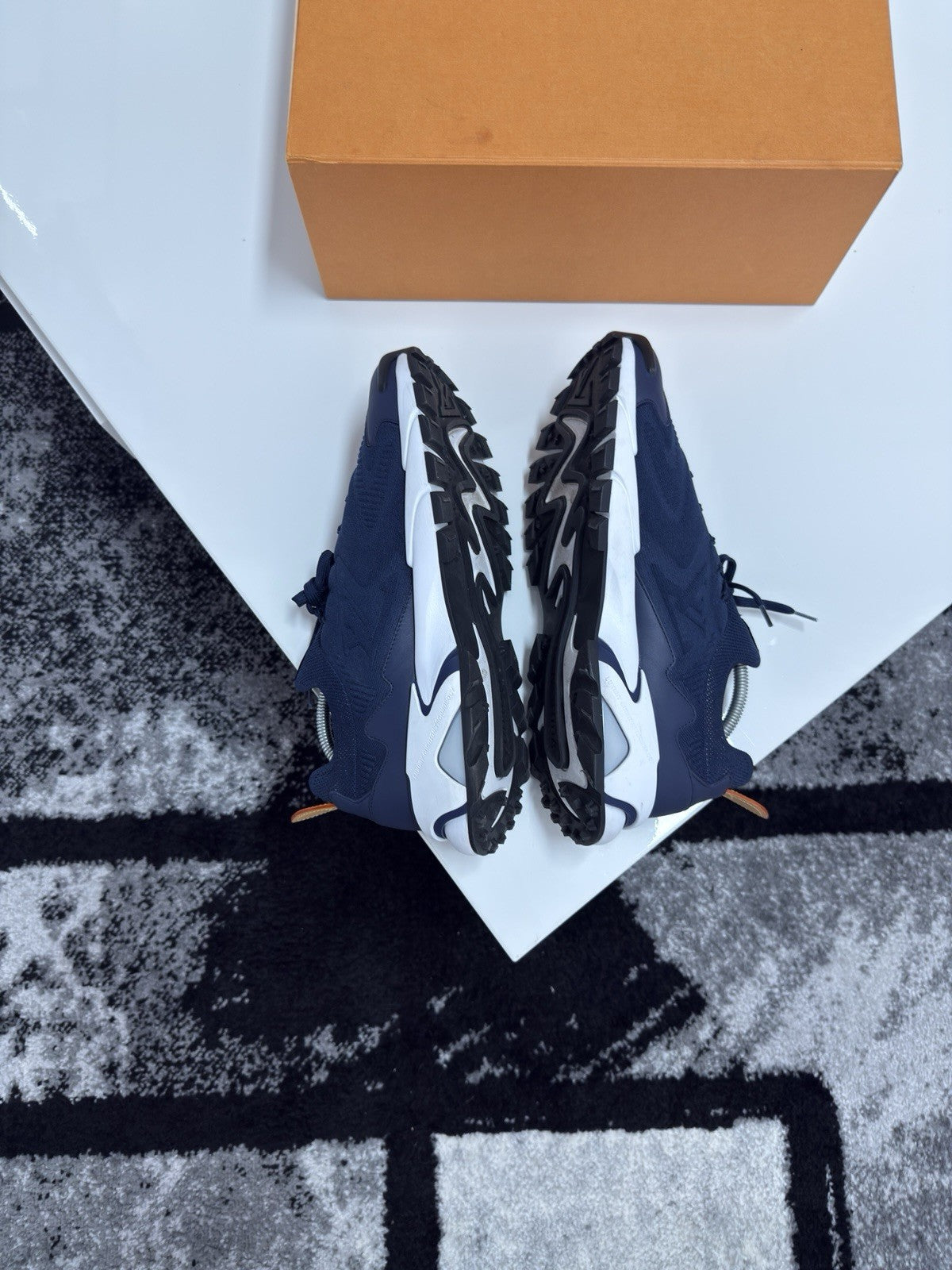 Louis Vuitton Runaways LV9