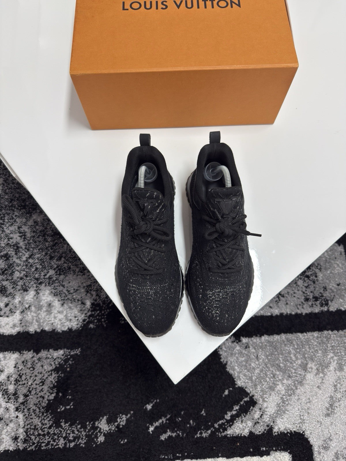 Louis Vuitton VNR LV7