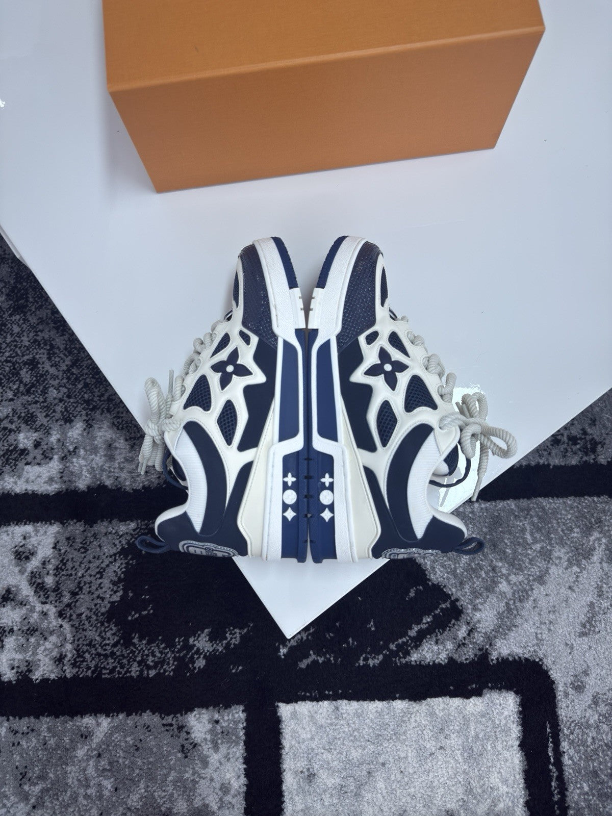 Louis Vuitton Skate LV7