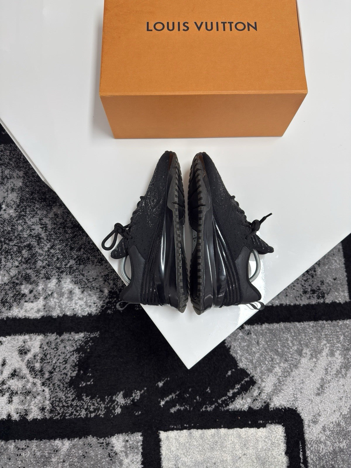 Louis Vuitton VNR LV7